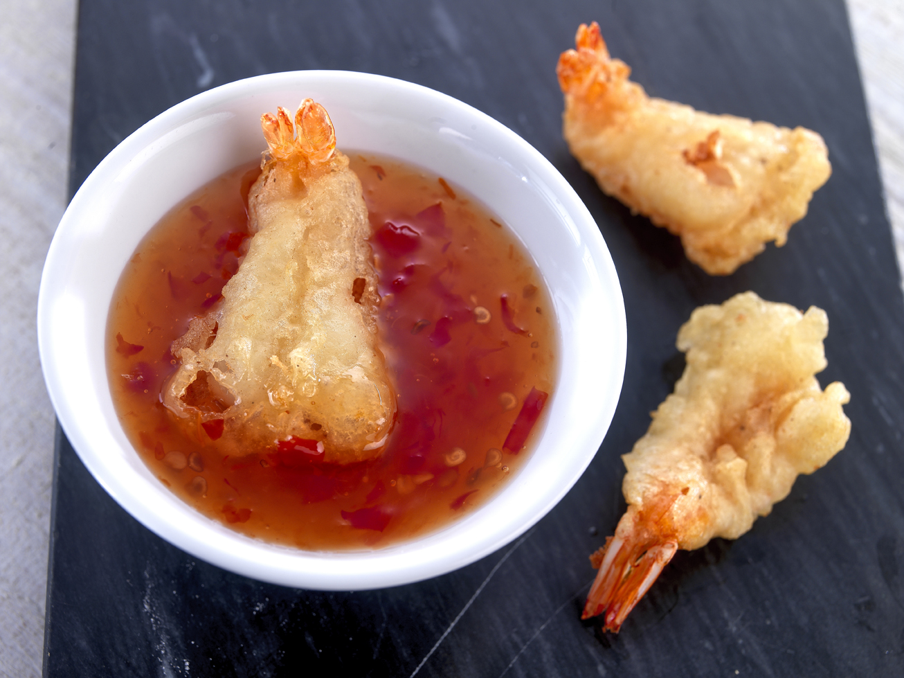 Gambas en tempura con salsa agridulce picante